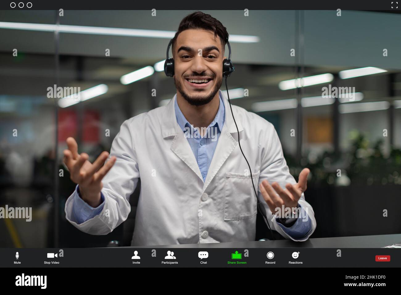 Schermo POV del bel centrorientale scienziato che ha video chiacchierata Foto Stock