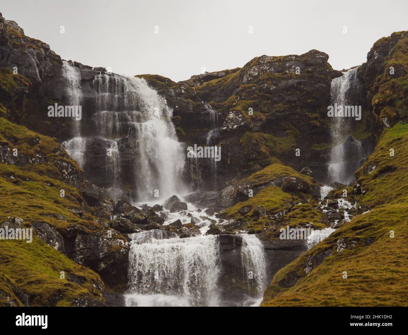Primo piano per la cascata dopo una giornata di pioggia sulle Isole Faroe, Danimarca. Europa settentrionale. Foto Stock