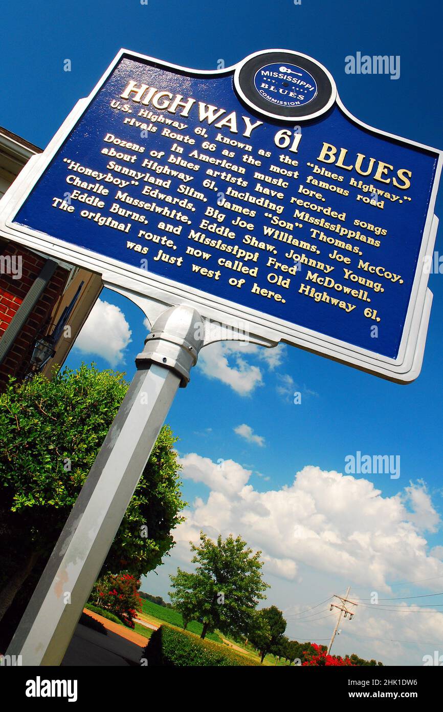 Un cartello segna la Blues Highway, nota per la produzione di musicisti leggendari, a Tunica, Mississippi Foto Stock