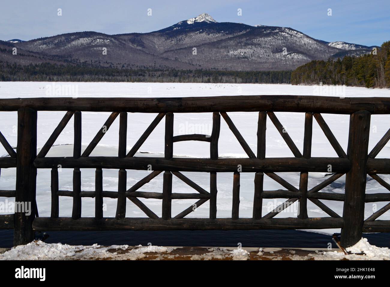 Un ponte rustico in legno attraversa un torrente ghiacciato al lago Chochura nelle White Mountains del New Hampshire Foto Stock