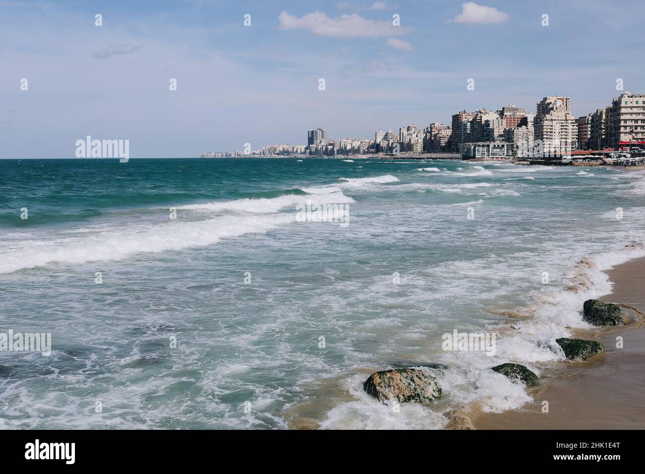 Alessandria d'Egitto - 11.12.2021: Città vecchia direttamente in mare, spiaggia porto con pietre ed edifici Foto Stock