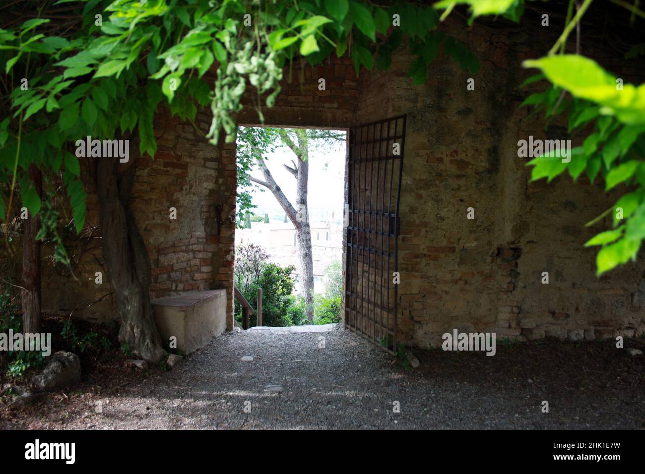 passaggi segreti medievali nascosti tra mura e natura in toscana Foto Stock