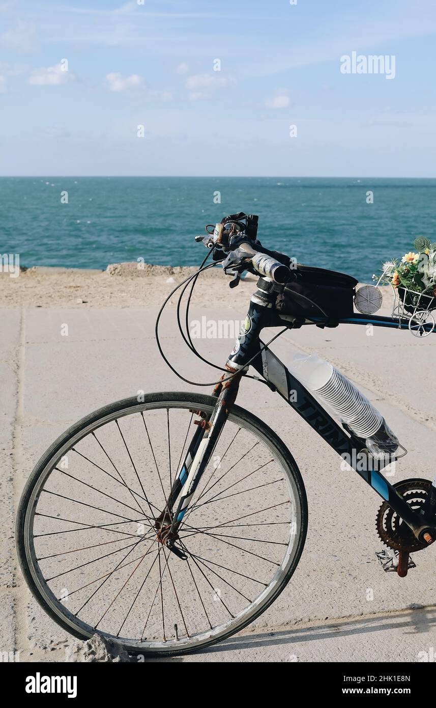 Alessandria, Egitto - 11.12.2021: Cute frammento di bicicletta al mare egiziano, porto della spiaggia della città Foto Stock