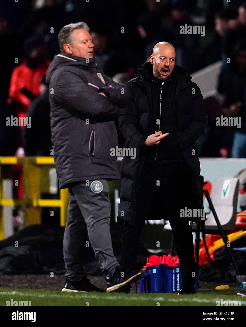 Il manager di Swindon, ben Garner, celebra il proprio obiettivo di equalizzazione, mentre il manager di Crawley Town John Yems appare abbattuto durante la partita della Sky Bet League Two al County Ground di Swindon. Data immagine: Martedì 1 febbraio 2022. Foto Stock