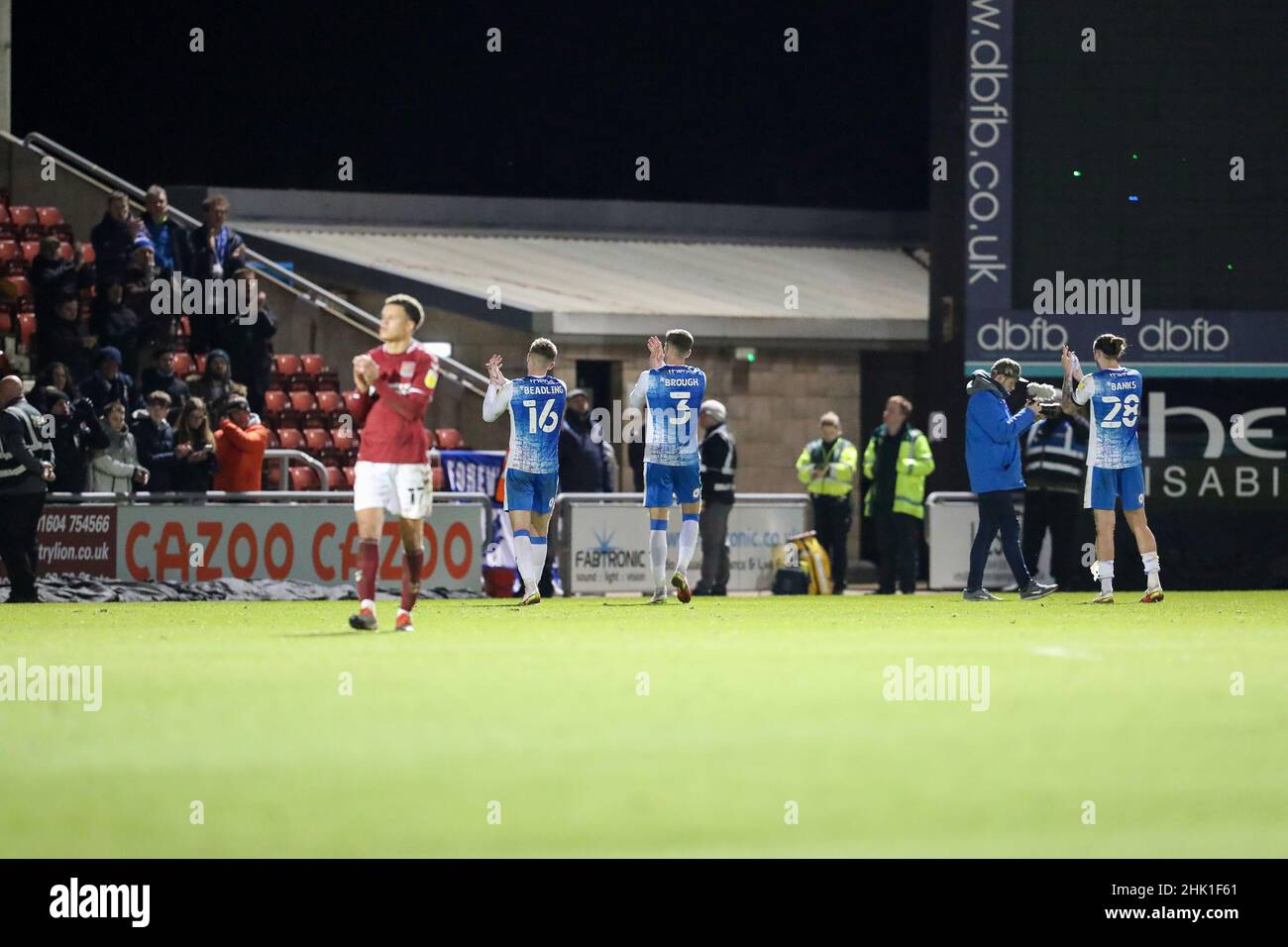 NORTHAMPTON, REGNO UNITO. FEBBRAIO 1st i fan di Barrow festeggiano la vittoria dopo la partita della Sky Bet League 2 tra Northampton Town e Barrow al PTS Academy Stadium di Northampton martedì 1st febbraio 2022. (Credit: John Cripps | MI News) Credit: MI News & Sport /Alamy Live News Foto Stock