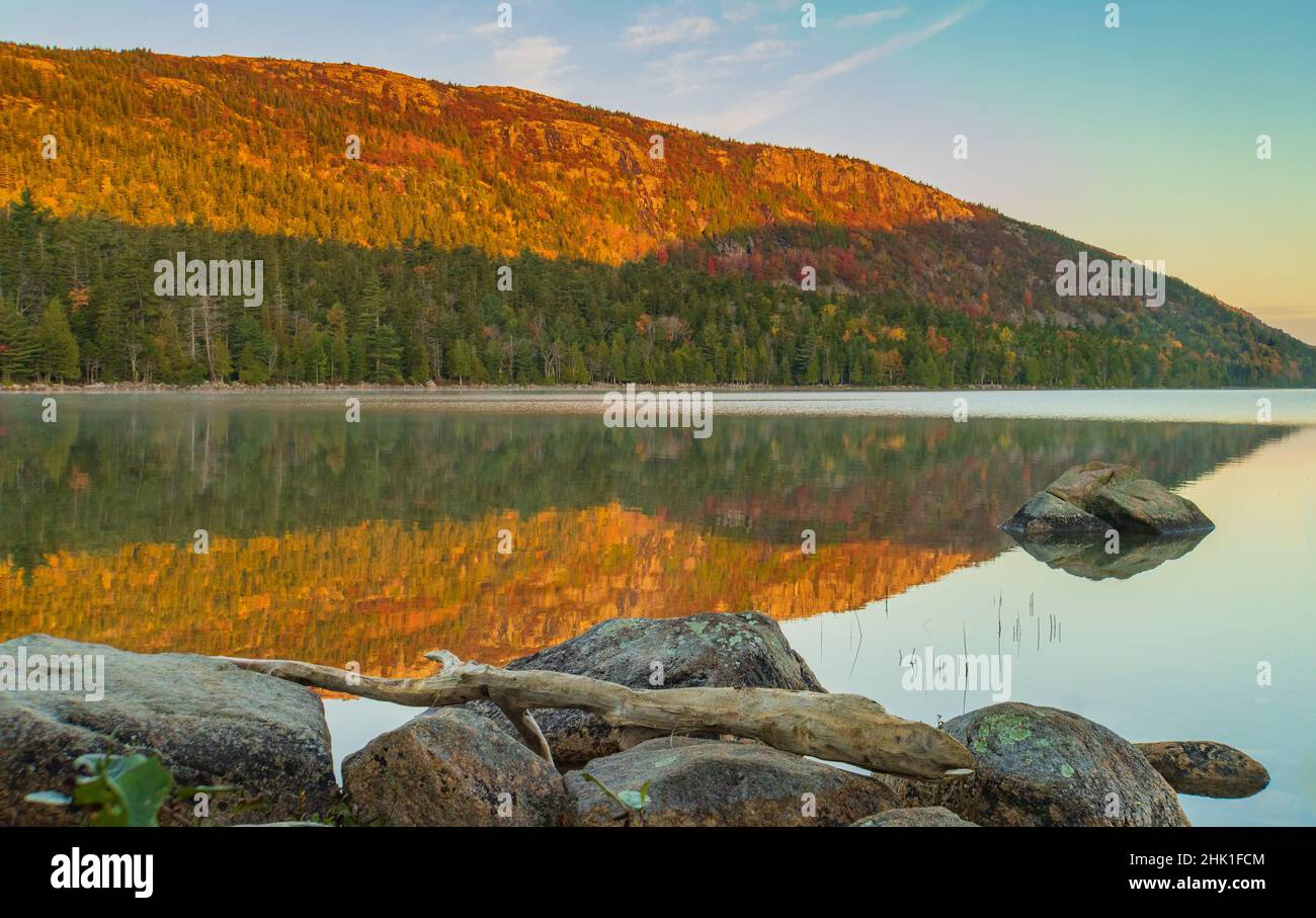 Il luminoso fogliame autunnale si riflette sulle acque ancora dello stagno di Jordon Foto Stock