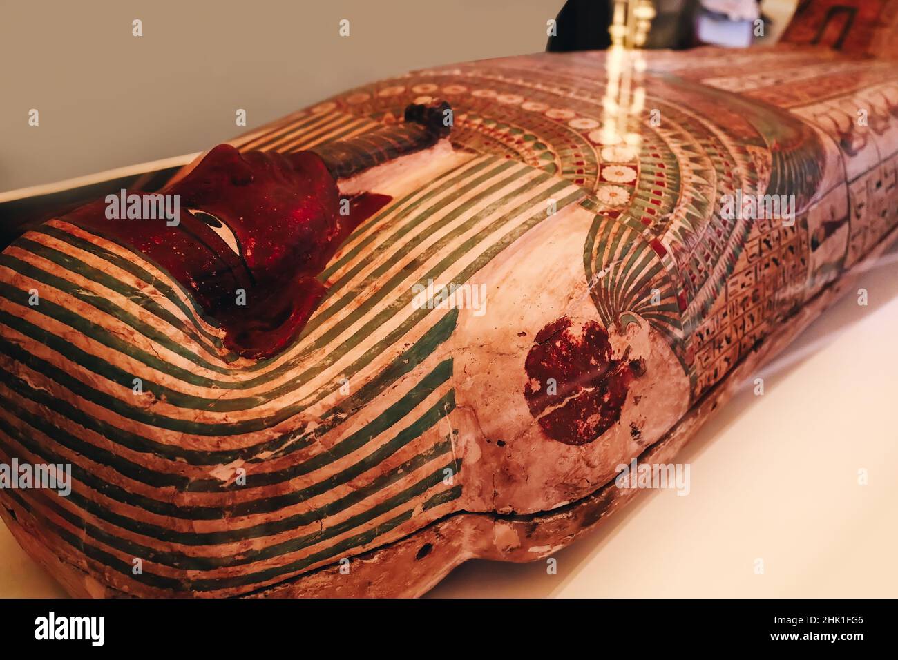 Dubai, UAE - 01.05.2022: Tomba originale a bara con mummia del sacerdote Psamtik al padiglione egiziano all'esposizione mondiale Expo 2020 Foto Stock