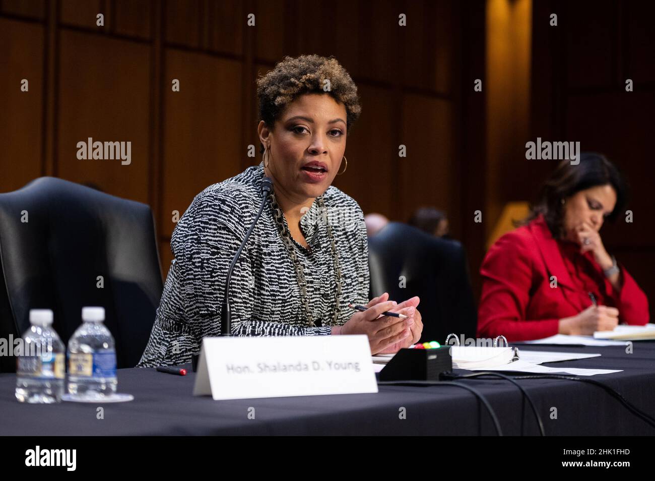 Washington, Stati Uniti. 01st Feb 2022. Shalanda Young, candidato del Presidente Biden ad essere Direttore dell'Ufficio di Gestione e bilancio, testimonia durante un'audizione di nomina del Comitato del budget del Senato presso il Campidoglio degli Stati Uniti, a Washington, DC, martedì 1 febbraio, 2022. Il Congresso ritorna da recesso questa settimana, come il Senato si prepara a confermare un candidato della Corte Suprema nel prossimo futuro dopo l'annuncio del ritiro della Giustizia Stephen Breyer. (Graeme Sloan/Sipa USA) Credit: Sipa USA/Alamy Live News Foto Stock