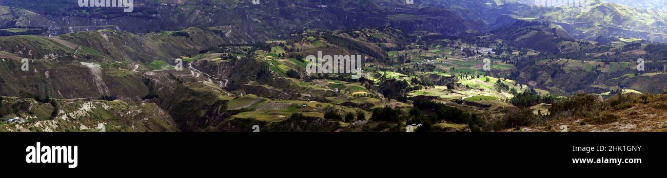 Panorama di montagne e valle verde con tradizionali edifici in adobe in montagna dell'Ecuador vicino Latacunga. Foto Stock