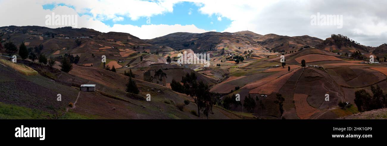 Panorama delle montagne e della valle con tradizionali edifici in adobe in montagna dell'Ecuador vicino Latacunga. Foto Stock