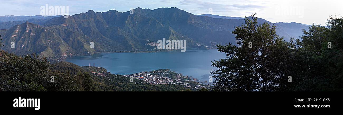 Panorama di montagne e piccole città che circondano il lago Atitlan in Guatemala. Foto Stock
