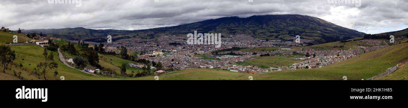 Panorama di montagne e città di valle nella giungla della Colombia. Foto Stock