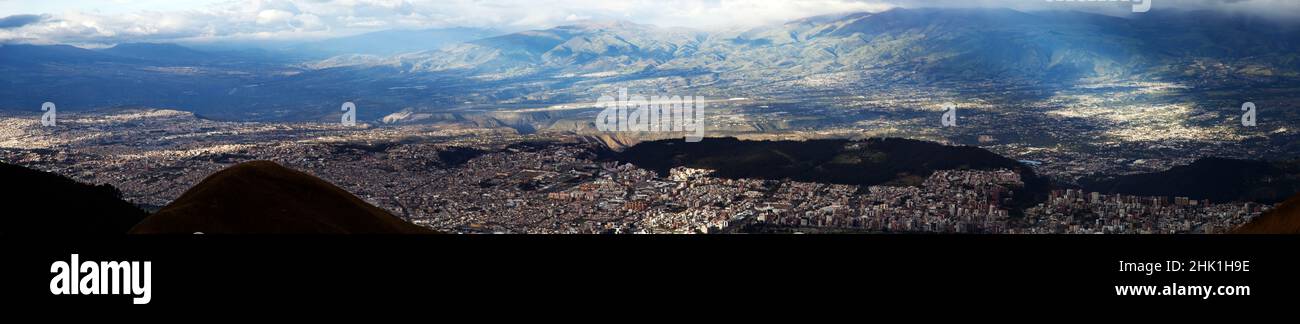 Panorama della trafficata città sudamericana di Quito prima del tramonto in Ecuador. Foto Stock