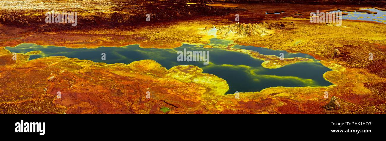 Panorama di colori surreali e Marte come paesaggio creato da sorgenti di zolfo formando colori brillanti nel luogo più caldo della terra, il Danakil deprime Foto Stock