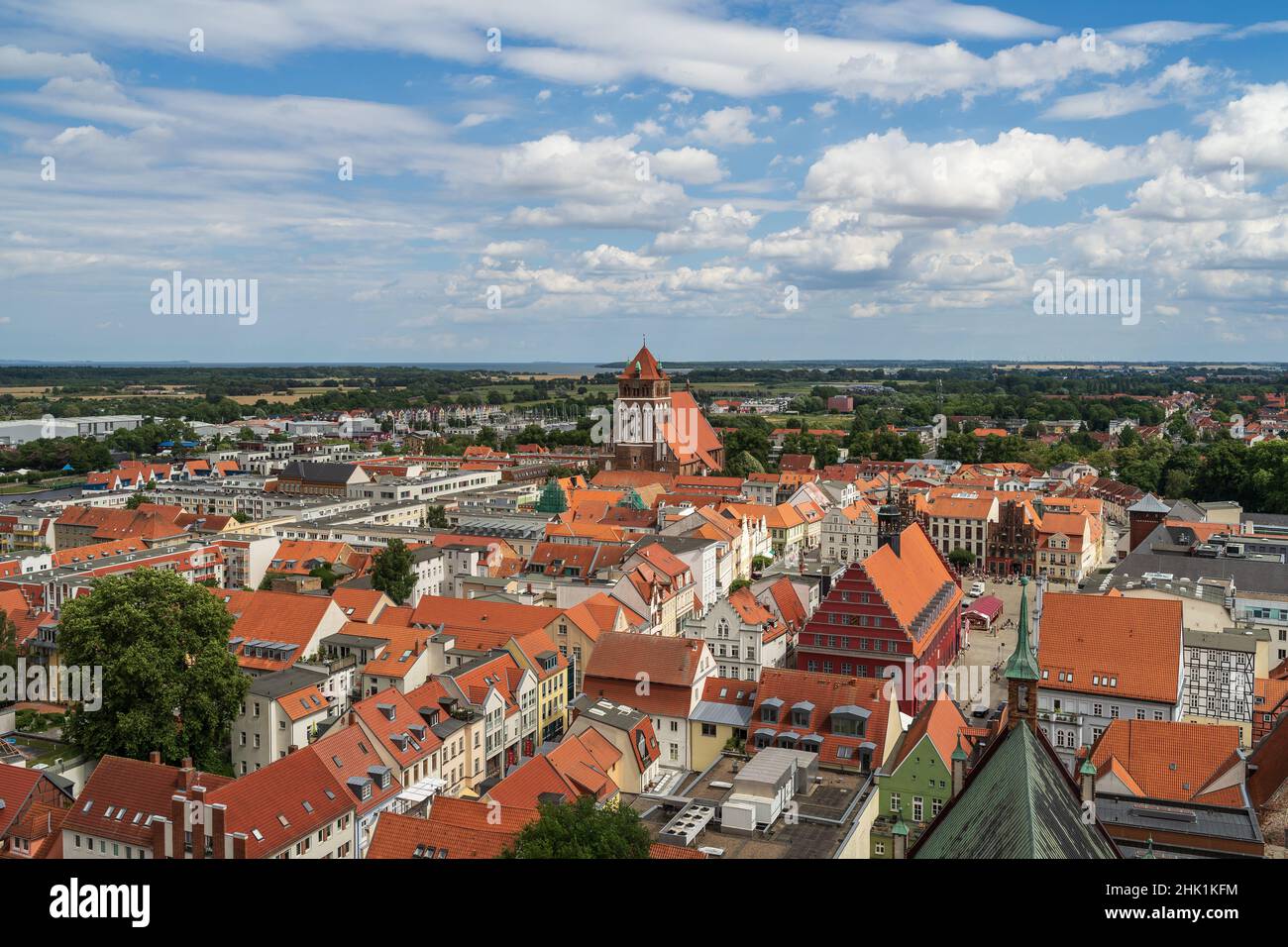 GREIFSWALD, GERMANIA - 31 LUGLIO 2021: Vista sulla città vecchia dalla mosca della cattedrale di San Nicola. Università e città anseatica di Greifswald è una città in t Foto Stock