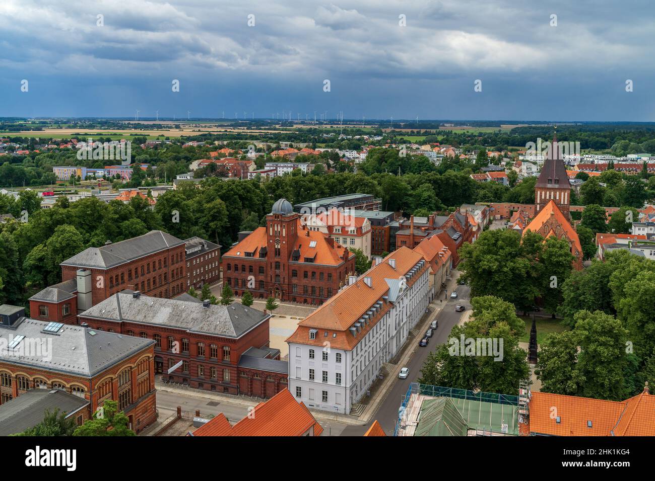 GREIFSWALD, GERMANIA - 31 LUGLIO 2021: Vista sulla città vecchia dalla mosca della cattedrale di San Nicola. Università e città anseatica di Greifswald è una città in t Foto Stock