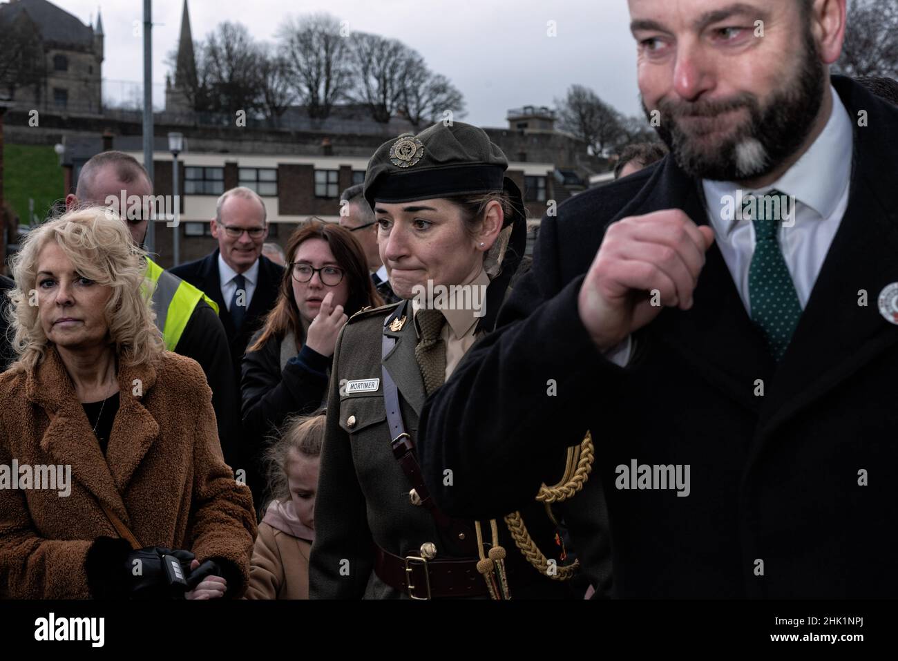 Derry, Regno Unito. 30th Jan 2022. Un gruppo di persone che lasciano la passeggiata commemorazione per onorare le vittime. Il 30 gennaio 1972, il reggimento paracadute dell'esercito britannico ha sparato e ucciso 14 civili. Le famiglie delle vittime, i locali, i sostenitori e i politici commemorano il 50th° anniversario della domenica di sangue a Derry. Il primo ministro irlandese, Micheál Martin, deputato al Parlamento Mary Lou McDonald, e Simon Coveney, ministro degli Affari esteri dell'Irlanda, hanno tutti partecipato all'evento di quest'anno. (Foto di Natalia Campos/SOPA Images/Sipa USA) Credit: Sipa USA/Alamy Live News Foto Stock