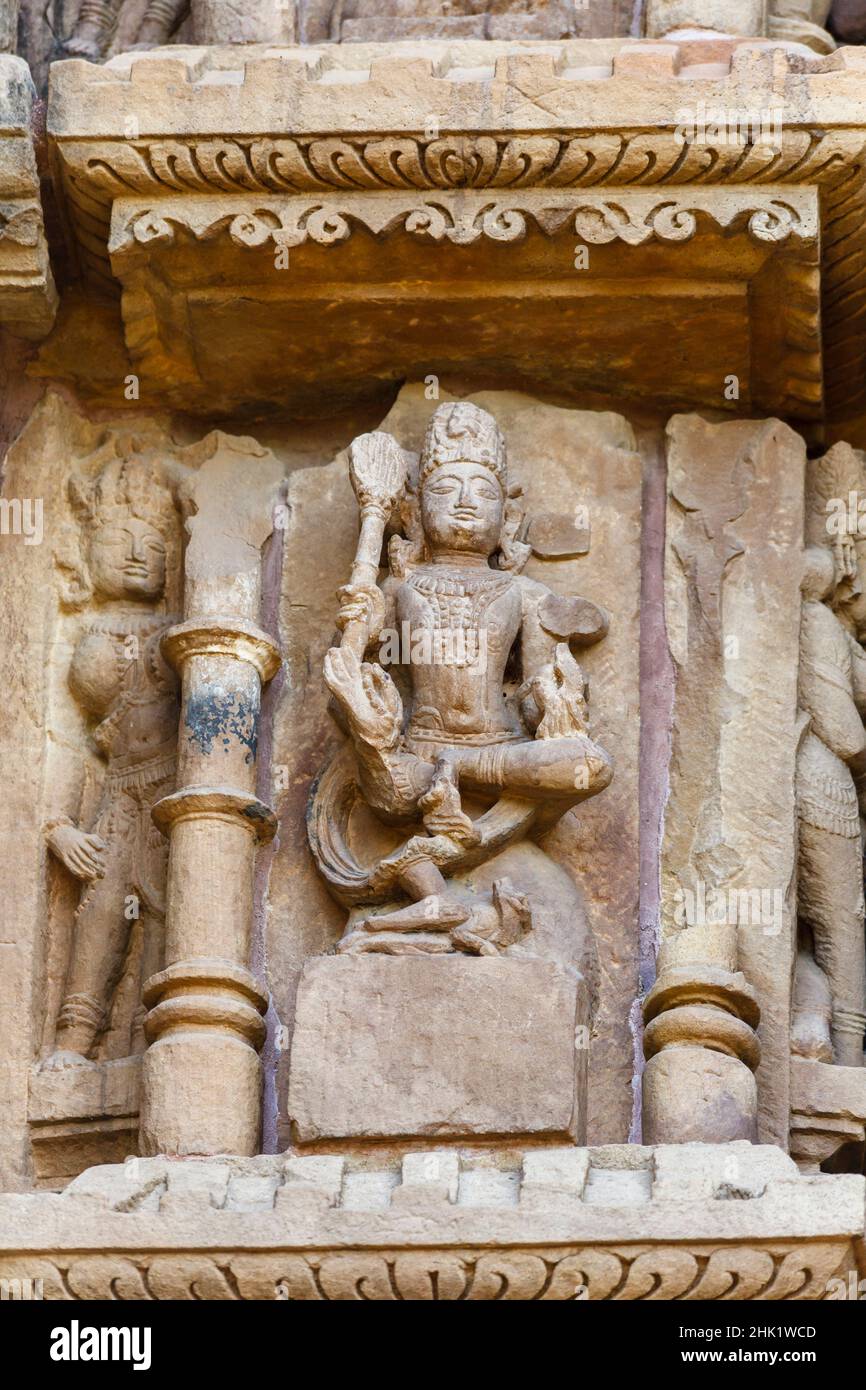 Scultura a muro di una figura maschile al Tempio Duladeo dedicata al dio indù Signore Shiva, Gruppo meridionale dei Templi, Khajuraho, Madhya Pradesh, India Foto Stock