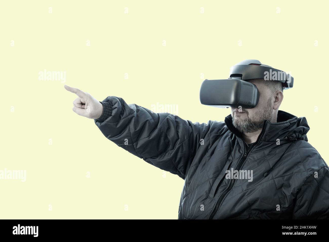 Un uomo che indossa occhiali vr punta il dito in avanti. Foto Stock