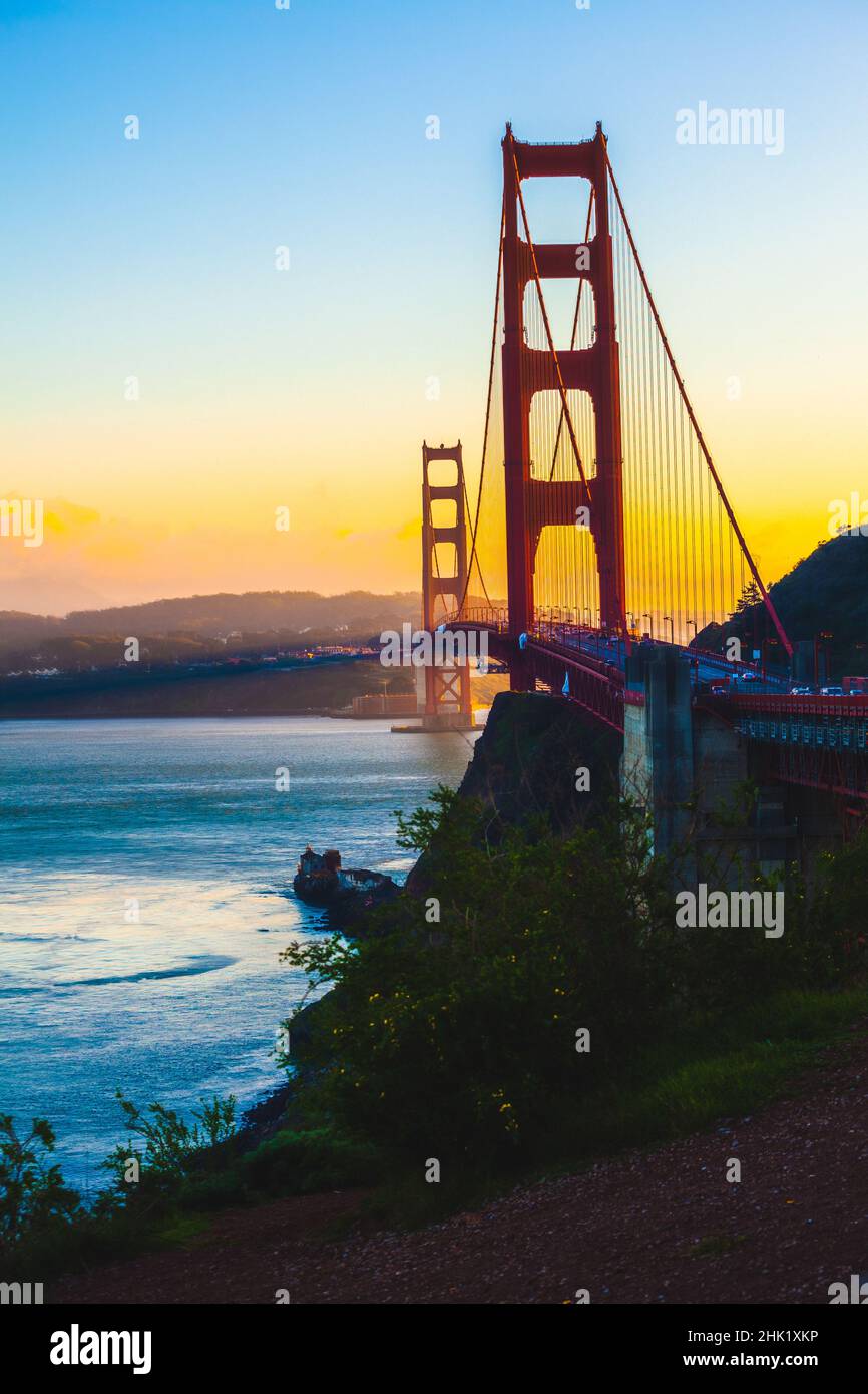 Ponte Golden Gate a San Francisco, California, durante l'ora d'oro. Preso da Golden Gate Bridge Vista Point Foto Stock