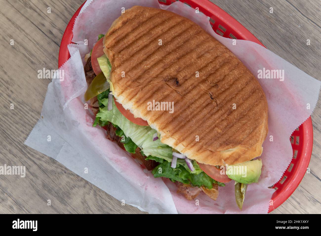 Vista dall'alto di un enorme sandwich di carnitas torta è carico e traboccante di ingredienti tritati e deliziosa carne di maiale. Foto Stock