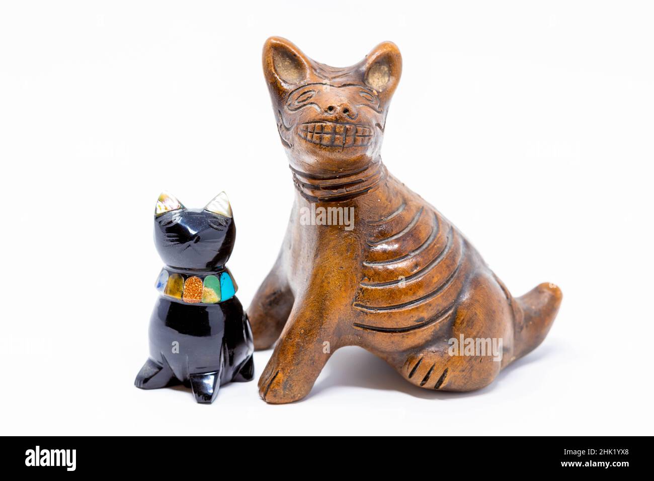 Statue tradizionali messicane di cani e gatti artigianali isolate Foto Stock