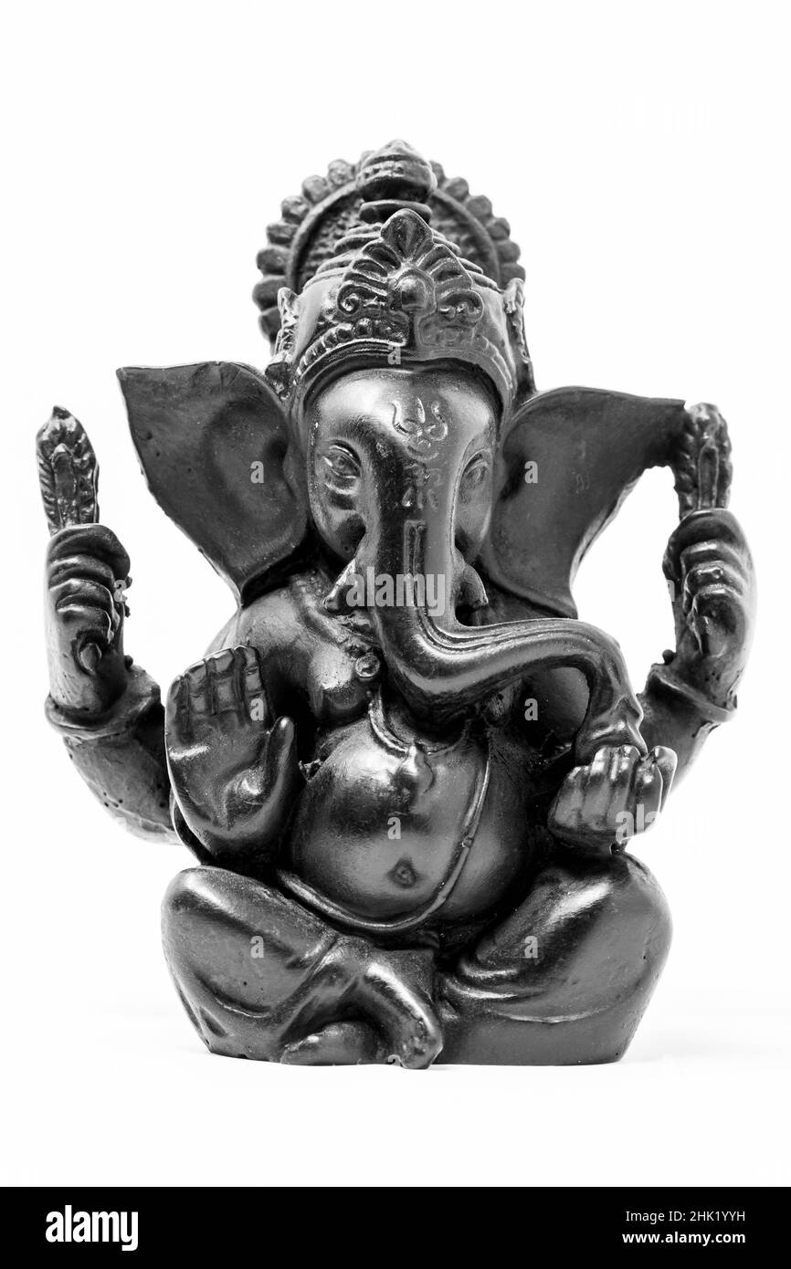 Primo piano statua nera di Lord Ganesha sfondo isolato Foto Stock