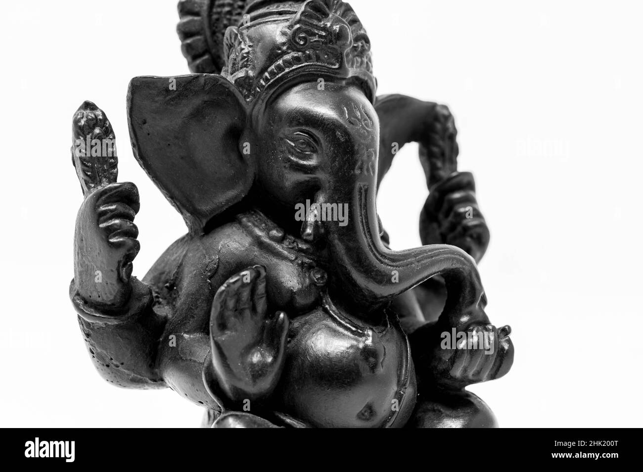 Primo piano statua nera di Lord Ganesha sfondo isolato Foto Stock