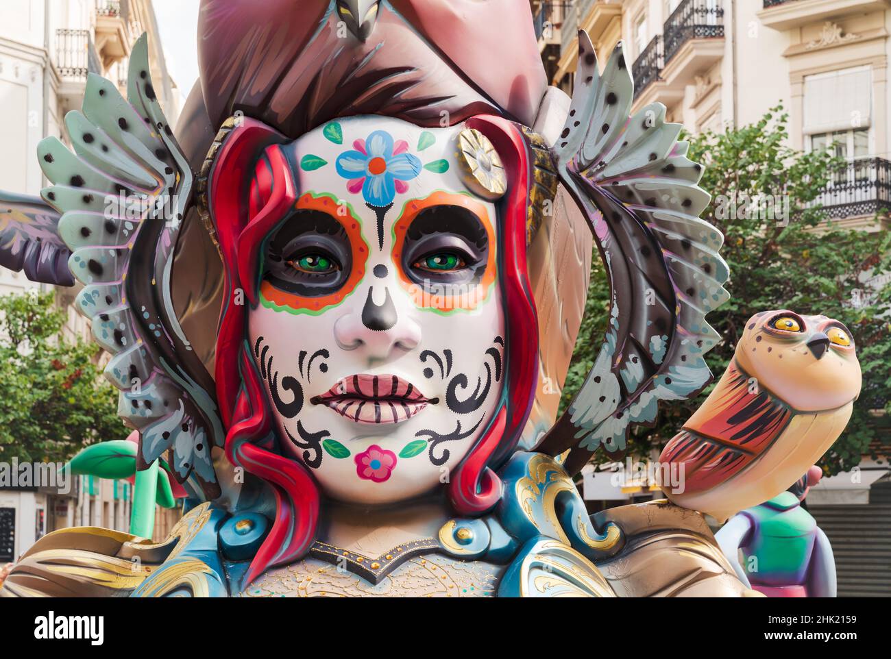 Valencia, Spagna - 4 settembre 2021: Dettaglio di una scultura a macchina di carta con 'Day of the Dead' catrina faccia e gufo per il festival nazionale Fallas Foto Stock