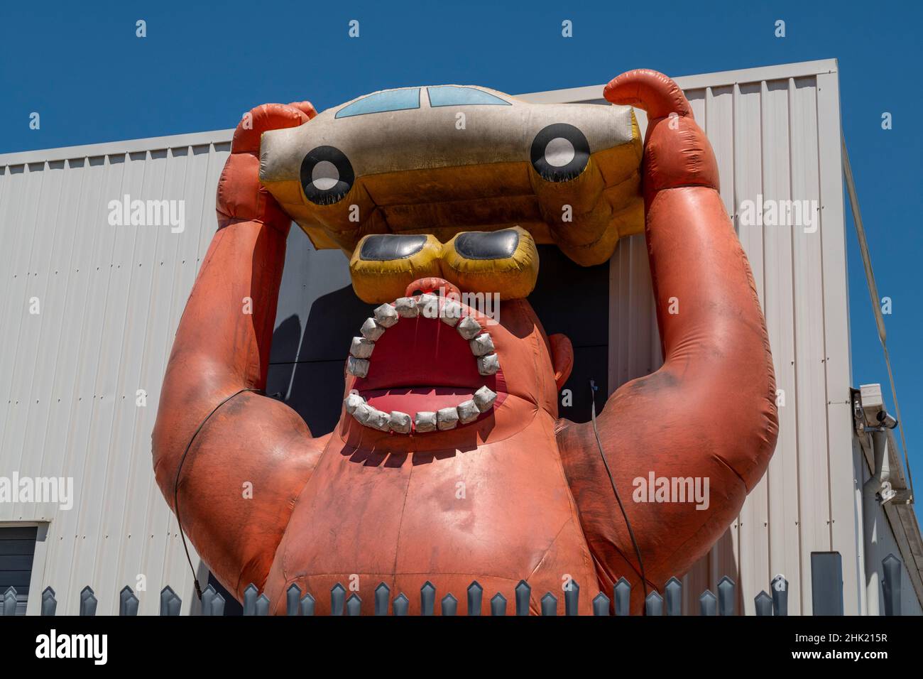 King Kong gonfiabile che tiene un'auto in testa per promuovere un'officina meccanica a Mackay nel Queensland del nord Foto Stock