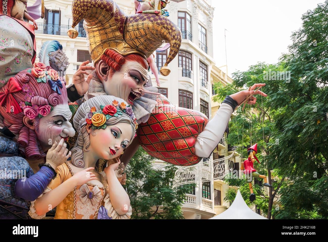 Valencia, Spagna - 4 settembre 2021: Figurine colorate a machere di carta di grandi dimensioni in stile barocco e scherzoso per il festival nazionale Fallas al 'Carrer del C. Foto Stock