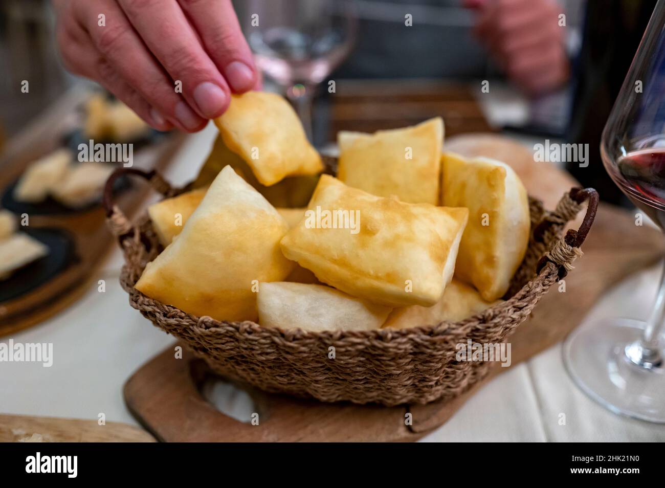 Cibo della regione Emilia Romagna, pane fritto gnocco fritto o crescentina servito in ristorante a Parma, Italia close up Foto Stock