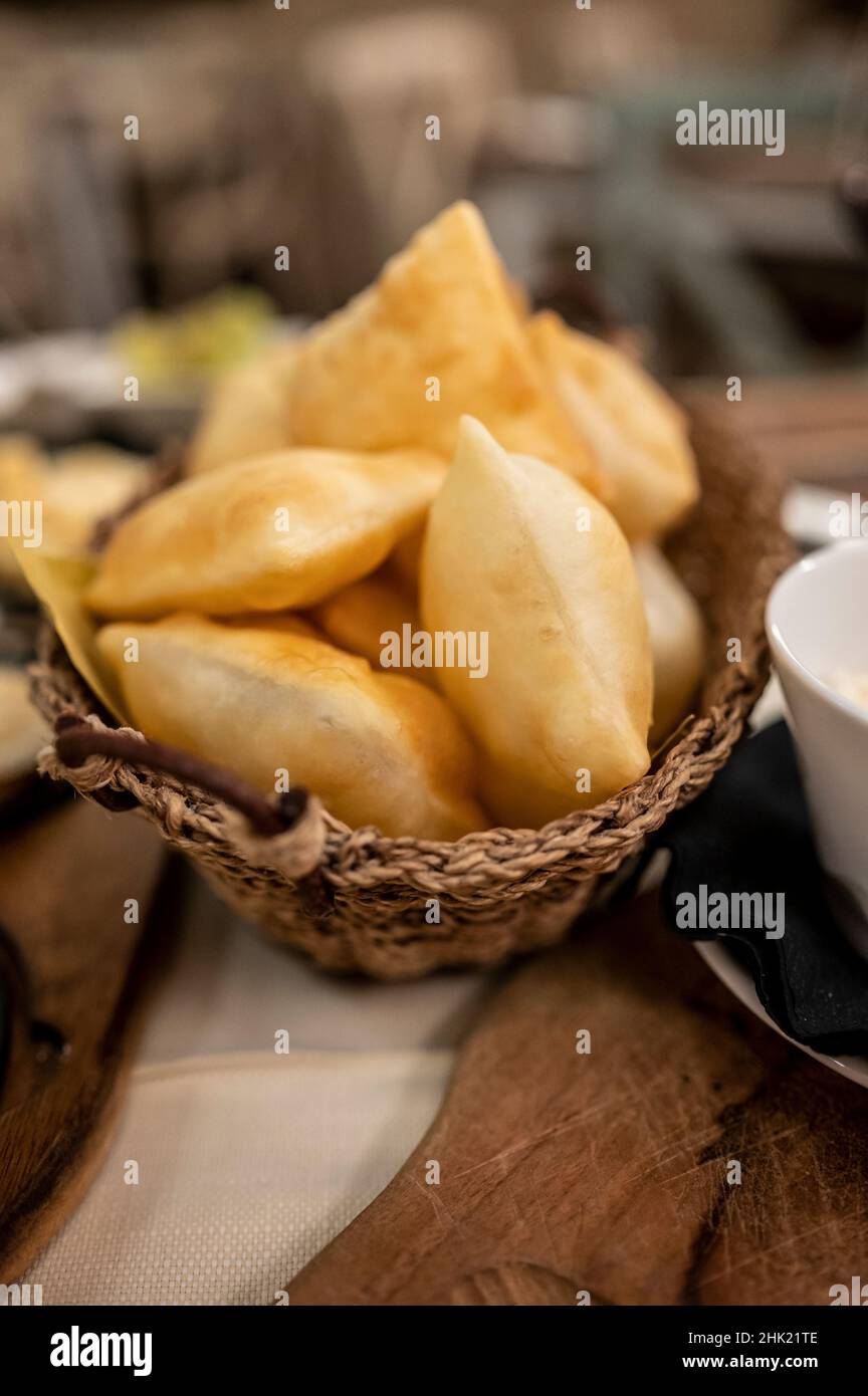 Cibo della regione Emilia Romagna, pane fritto gnocco fritto o crescentina servito in ristorante a Parma, Italia close up Foto Stock