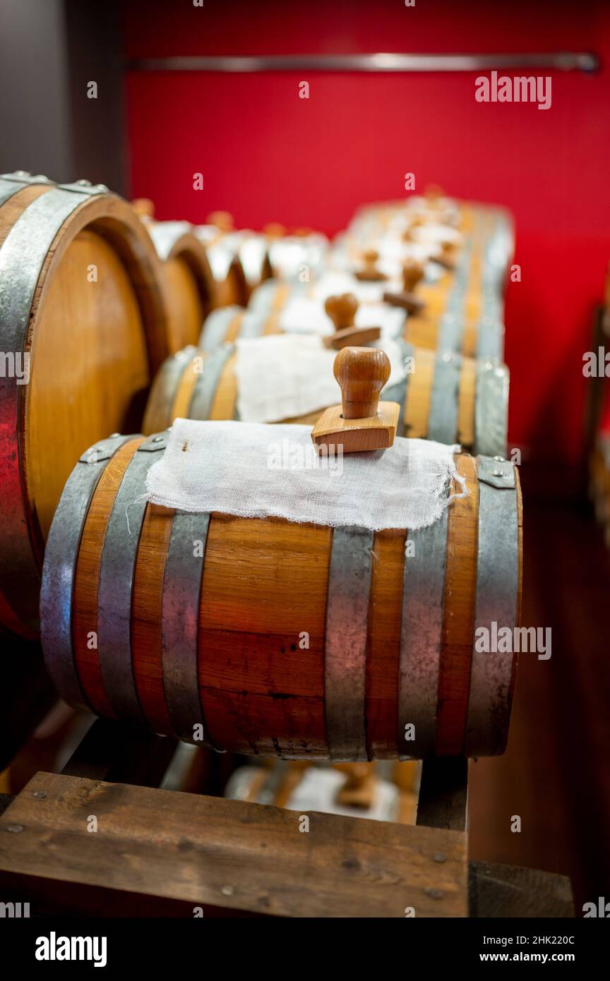 Produzione tradizionale e maturazione in botti di legno di vino Balsamico nero italiano IGP e aceto DOC a Modena Foto Stock