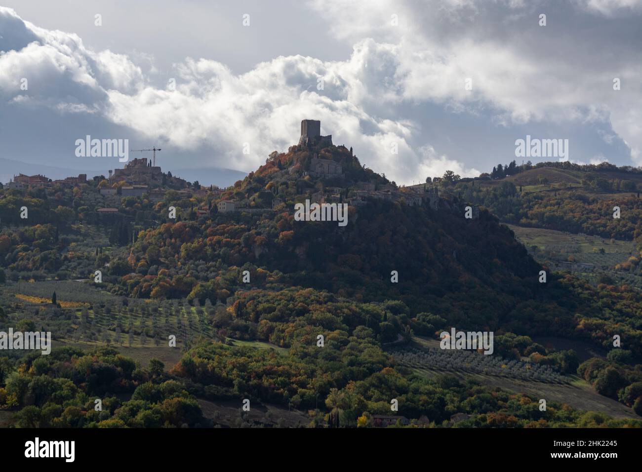 Escursioni sulle colline della Val d'Orcia nei pressi di bagno Vignoni e vista su Rocco d'Orcia, Toscana, Italia. Paesaggio toscano con cipressi, vigneti, foreste a Foto Stock