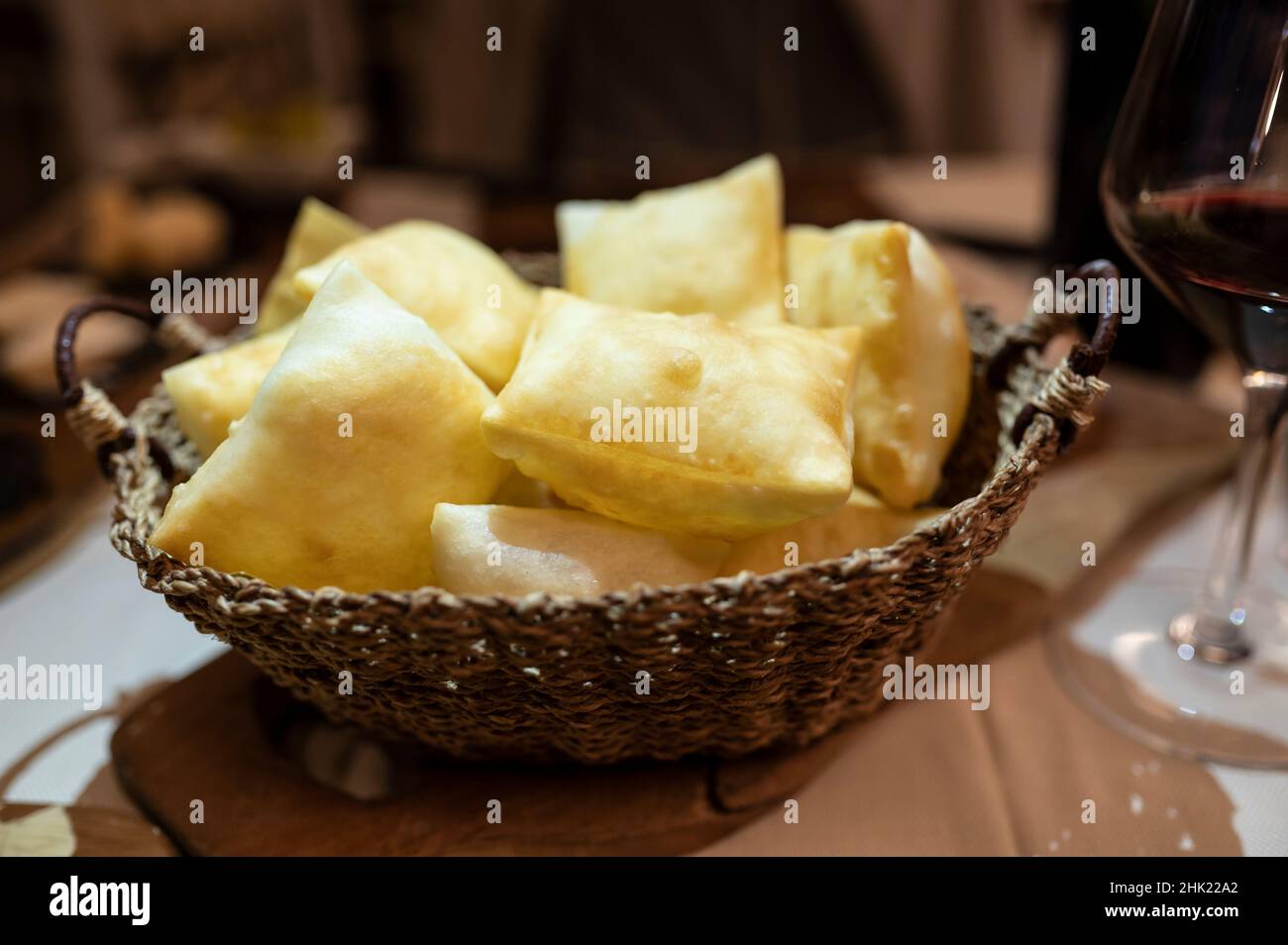 Cibo della regione Emilia Romagna, pane fritto gnocco fritto o crescentina servito in ristorante a Parma, Italia close up Foto Stock