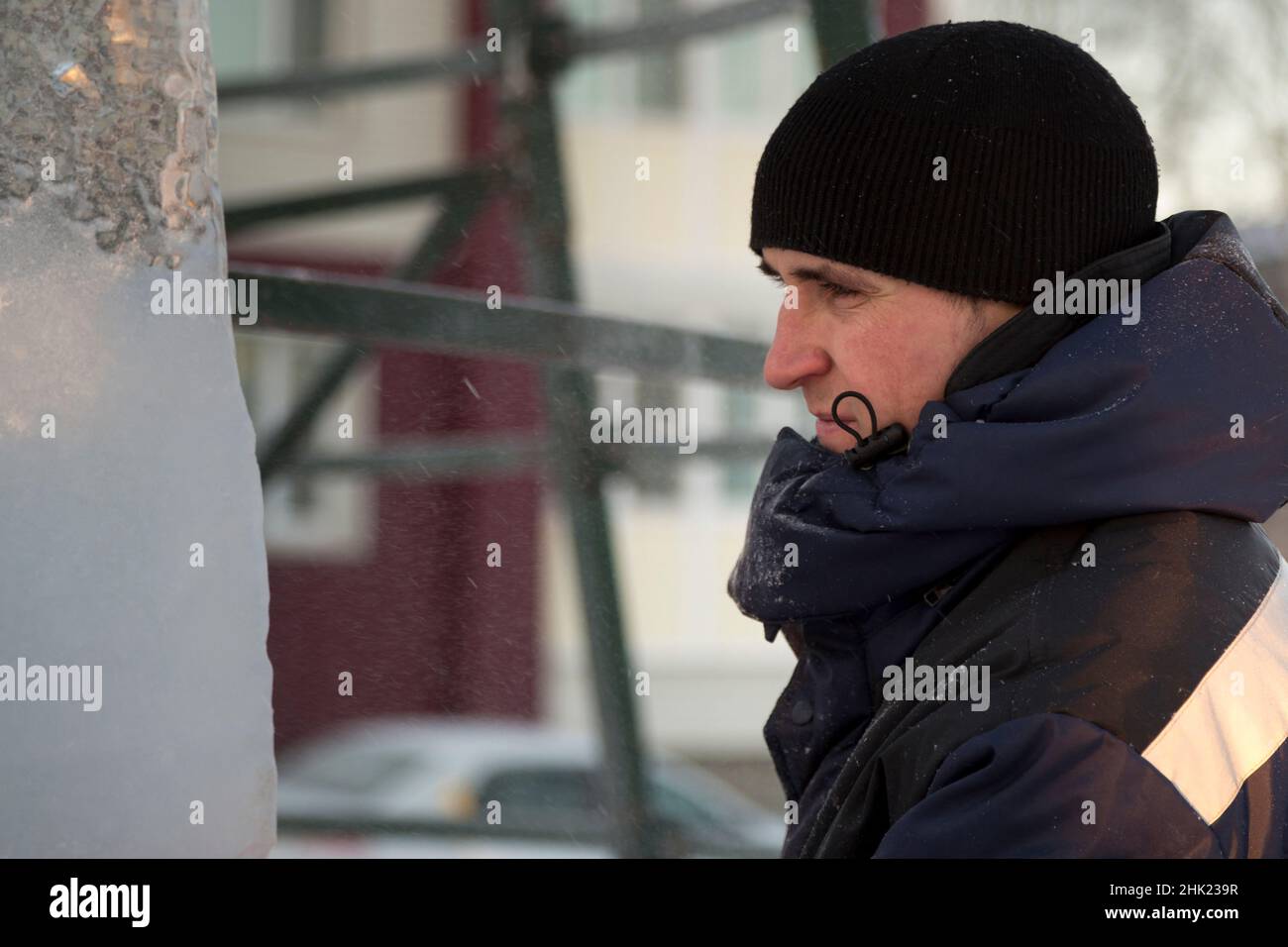 Ritratto di un assemblatore maschile sul posto di lavoro in tute invernali Foto Stock