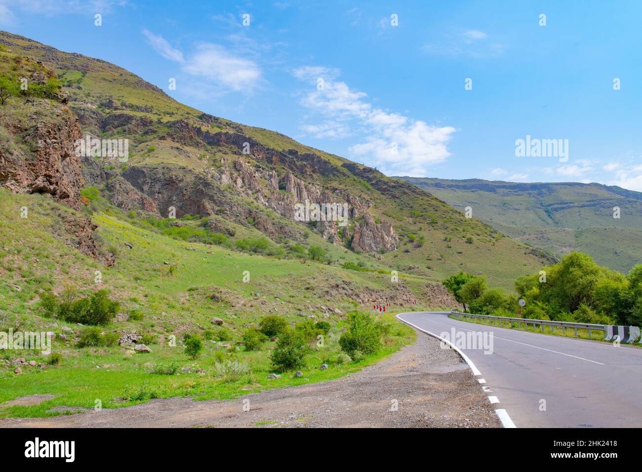 c'è una buona strada tra le montagne Foto Stock