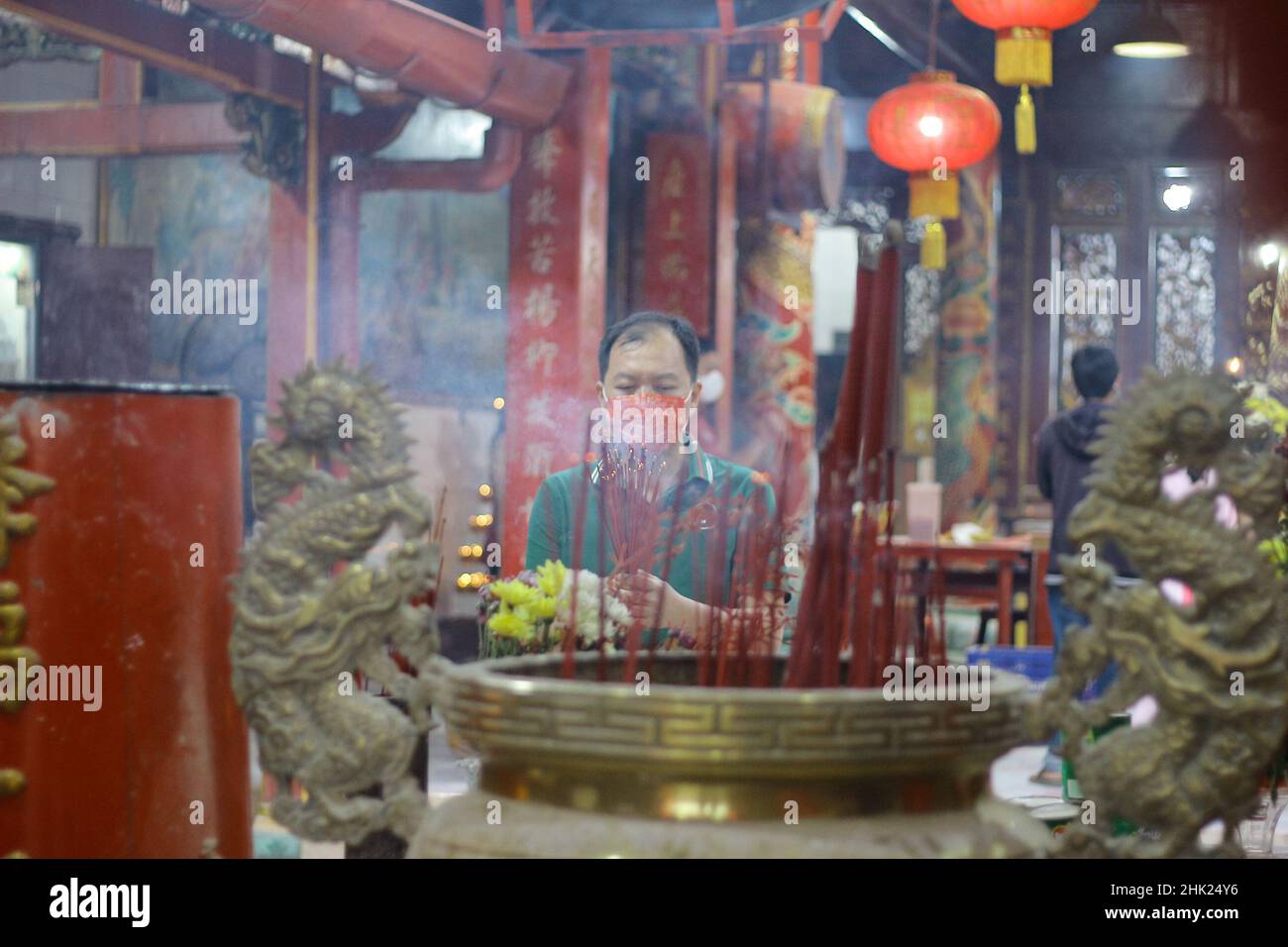 Palembang, Indonesia. 01st Feb 2022. Alcuni cinesi nella città di Palembang effettuano il culto di Capodanno cinese 2573 al Tri Dharma Chandra Nadi Tempio (Soei get Kiang) o popolarmente noto come il Dewi Kwan im Tempio che si trova a 10 Ulu Palembang. Capodanno cinese 2022 quest'anno è un segno zodiacale per la tigre d'acqua, proprio come negli anni precedenti, lo zodiaco ha sicuramente il suo significato e la sua fortuna. (Foto di Muhammad Shahab/Pacific Press) Credit: Pacific Press Media Production Corp./Alamy Live News Foto Stock