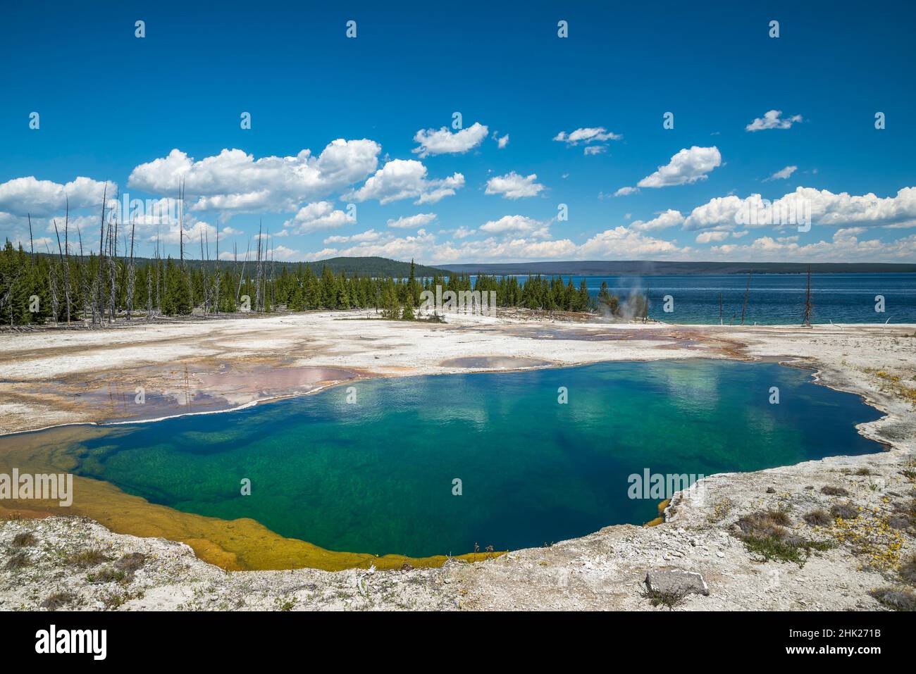 Abyss Pool nel West Thumb Geyser Basin, Yellowstone National Park, Wyoming, USA. Foto Stock