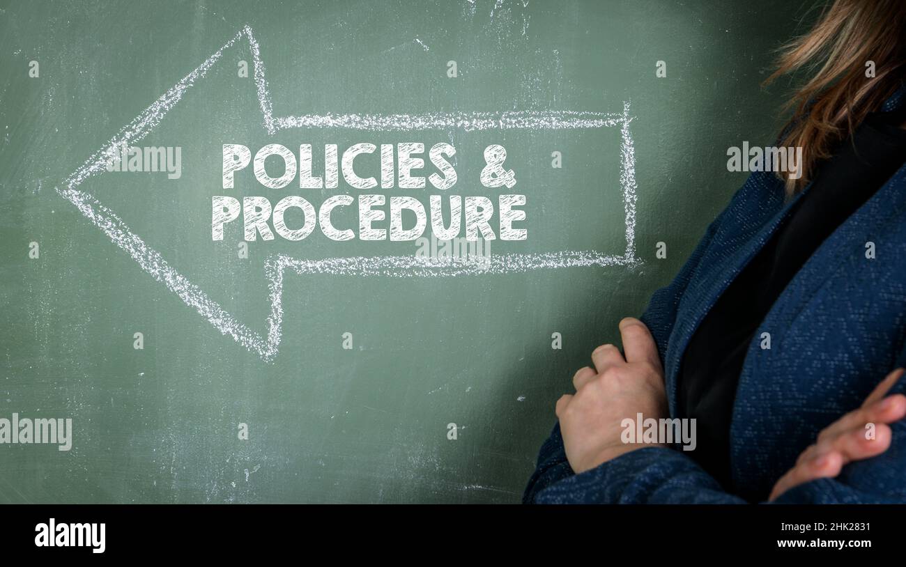 Concetto di politiche e procedure. Donna di affari, sfondo di bordo verde del gesso. Foto Stock