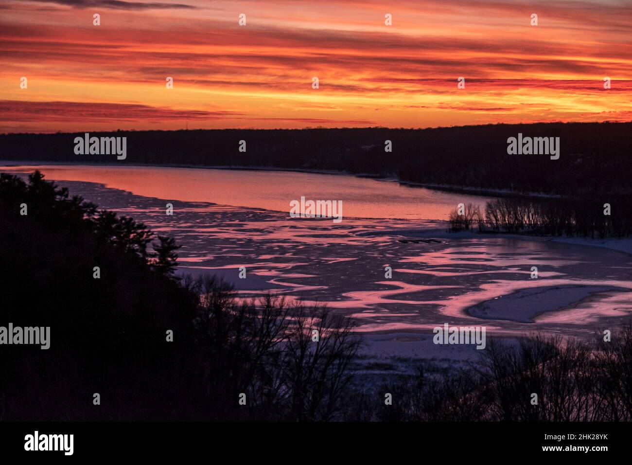 Tramonto sul fiume St. Croix, parco statale Kinnickinnic, vicino a Prescott, Wisconsin Foto Stock