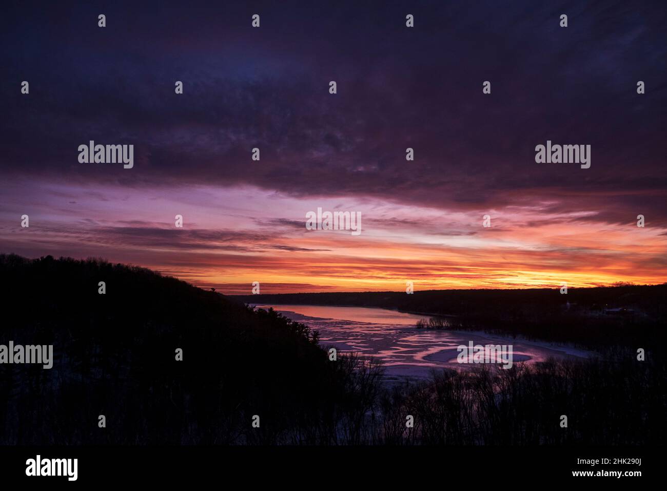 Tramonto sul fiume St. Croix, parco statale Kinnickinnic, vicino a Prescott, Wisconsin Foto Stock