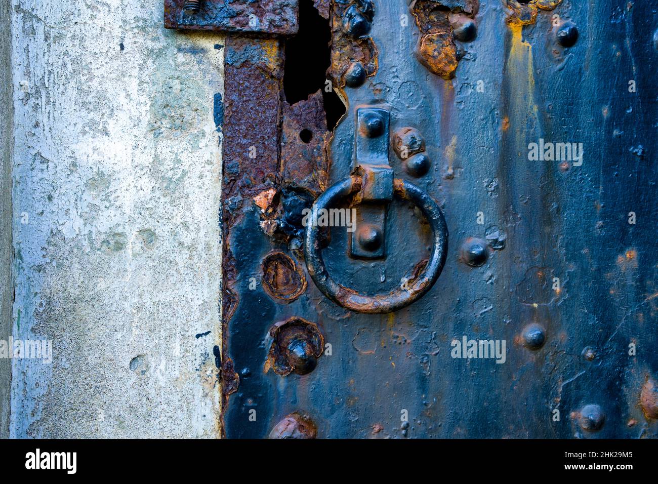 Porte in ferro pesante arrugginite Foto stock - Alamy