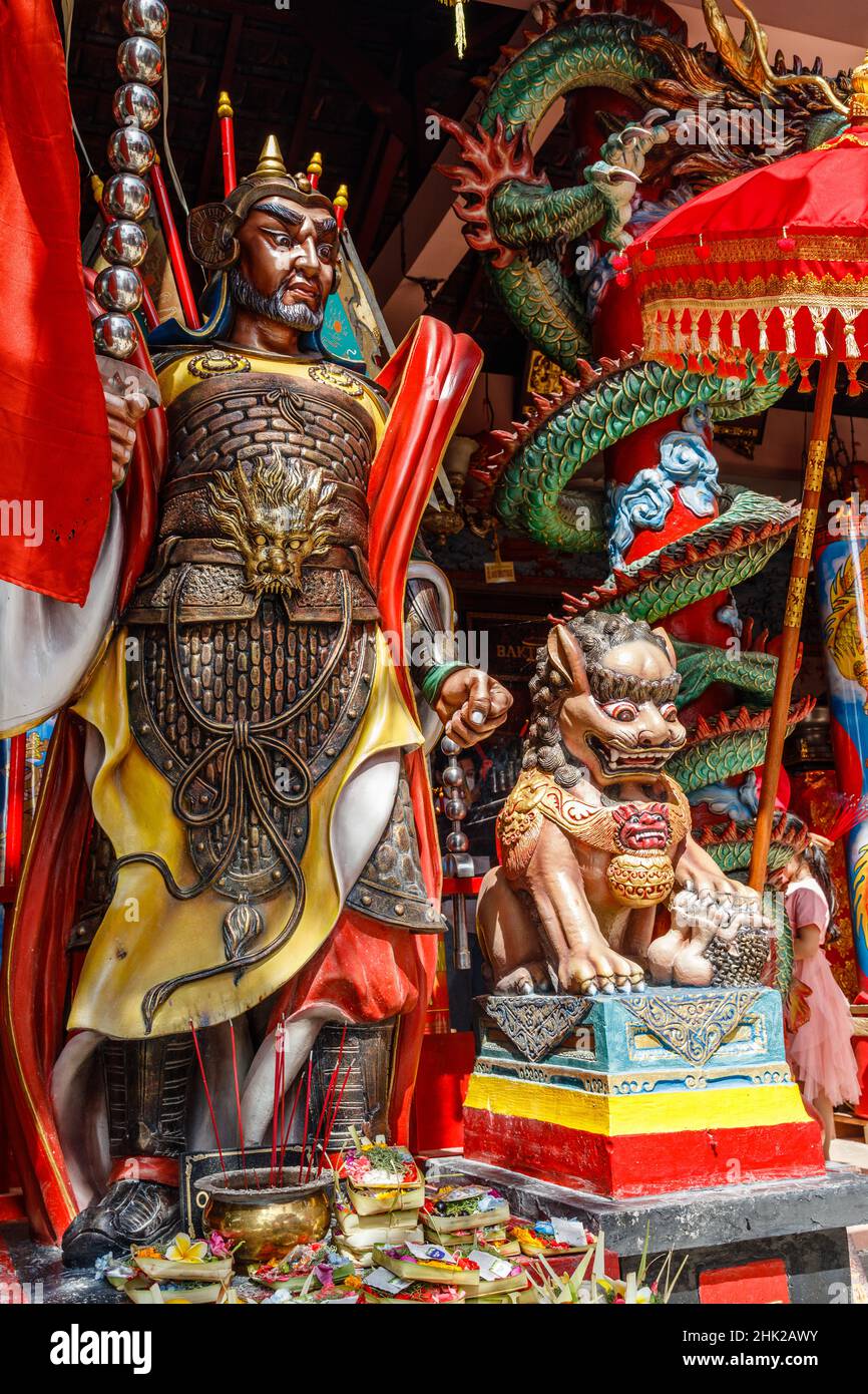 Statue d'ingresso di un leone e Yuchi Gong a Vihara Dharmayana - tempio buddista cinese (Kongco Kuta o Kongco Leng Gwan Kuta) a Kuta, Bali, Indones Foto Stock