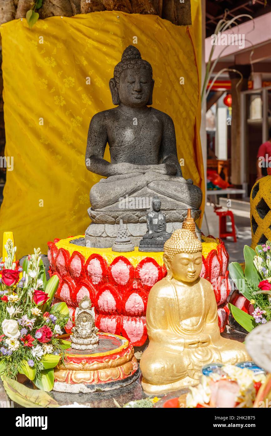 Statua del Buddha seduto a Vihara Dharmayana - Tempio buddista cinese (Kongco Kuta o Kongco Leng Gwan Kuta) a Kuta, Bali, Indonesia. Immagine verticale. Foto Stock