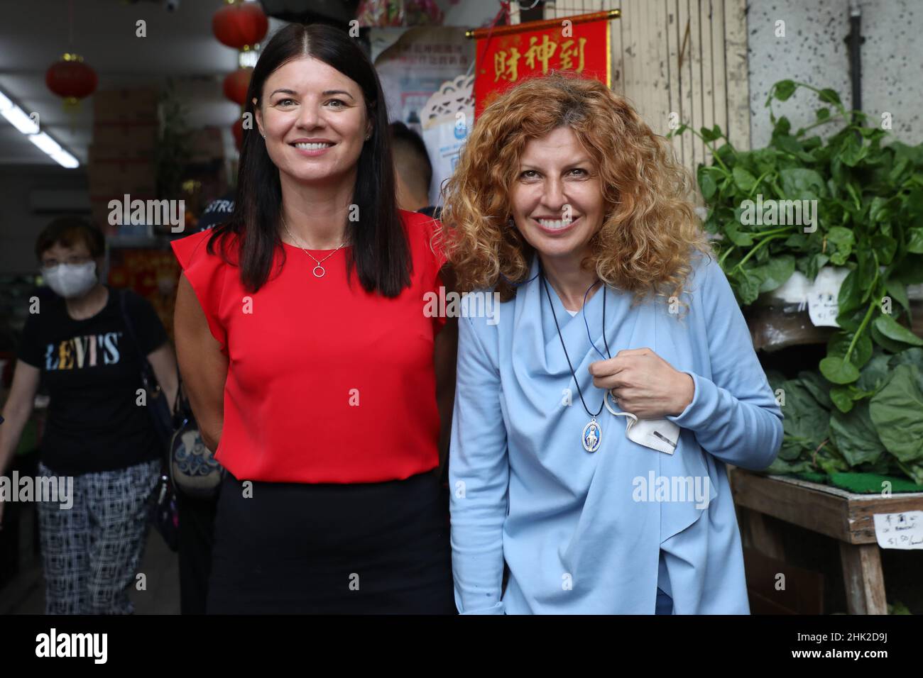 Sydney, Australia. 2nd febbraio 2022. Una performance di danza del leone per celebrare il nuovo anno lunare si è svolta a Hebush West, a cui hanno partecipato politici e dignitari prima delle elezioni locali dello stato di Strathfield il 12th febbraio. La danza del leone visitò ogni negozio a sua volta e i violentatori furono lasciati fuori. Nella foto: Il deputato di Fiona Martin e il candidato alle elezioni dello Stato liberale Bridget Sakr. Sono stati forniti pacchetti rossi. Credit: Richard Milnes/Alamy Live News Foto Stock