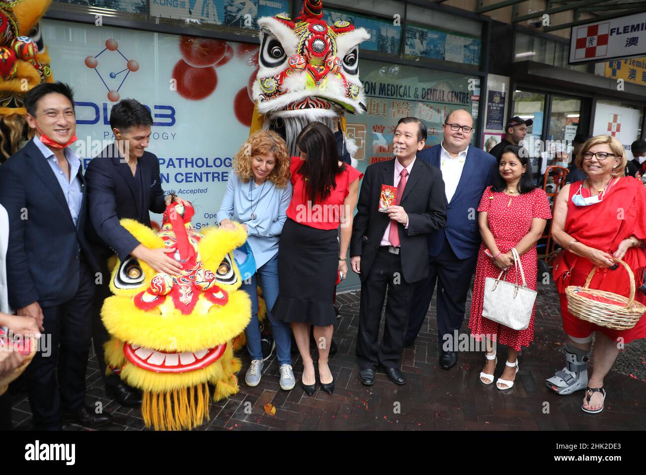 Sydney, Australia. 2nd febbraio 2022. Una performance di danza del leone per celebrare il nuovo anno lunare si è svolta a Hebush West, a cui hanno partecipato politici e dignitari prima delle elezioni locali dello stato di Strathfield il 12th febbraio. La danza del leone visitò ogni negozio a sua volta e i violentatori furono lasciati fuori. Sono stati forniti pacchetti rossi. Nella foto, L-R: Candidato dello Stato di lavoro Jason Yat-sen li, deputato di Victor Dominello, candidato di Stato liberale Bridget Sakr, deputato di Fiona Martin, tbc, sindaco di Strathfield Matthew Blackmore, consigliere degli indipendenti di Strathfield Sandy Reddy e consigliere del lavoro Karen Foto Stock