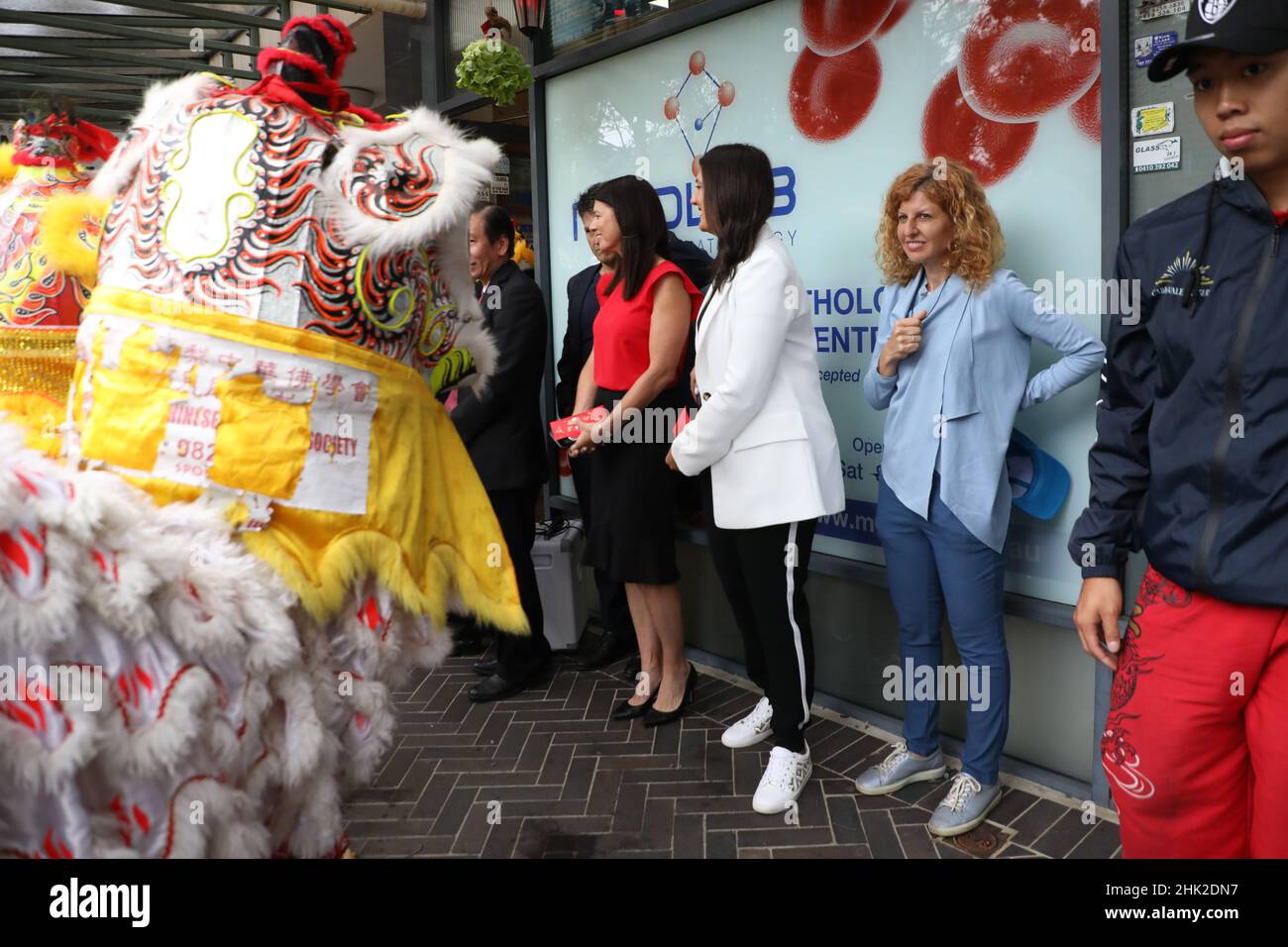 Sydney, Australia. 2nd febbraio 2022. Una performance di danza del leone per celebrare il nuovo anno lunare si è svolta a Hebush West, a cui hanno partecipato politici e dignitari prima delle elezioni locali dello stato di Strathfield il 12th febbraio. La danza del leone visitò ogni negozio a sua volta e i violentatori furono lasciati fuori. Sono stati forniti pacchetti rossi. Nella foto: Candidato alle elezioni politiche liberali Bridget Sakr. Credit: Richard Milnes/Alamy Live News Foto Stock