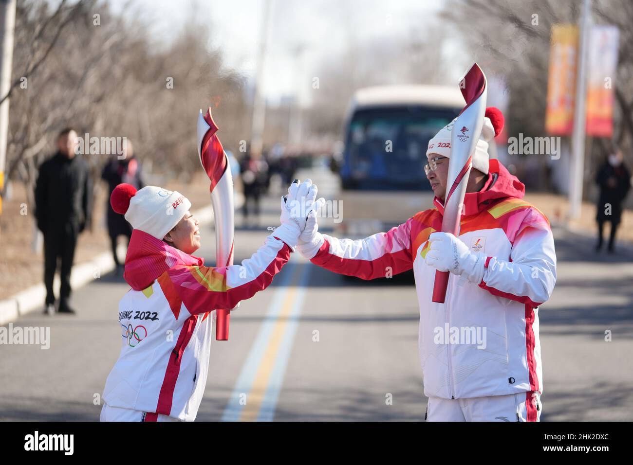 Pechino, Cina. 2nd Feb 2022. Il portatore di torcia Xu Furong(L) dà un alto cinque al portatore di torcia Huang Pingping durante il relè di torcia olimpica di Pechino 2022 al parco olimpico d'inverno a Pechino, capitale della Cina, il 2 febbraio 2022. Credit: Xing Guangli/Xinhua/Alamy Live News Foto Stock